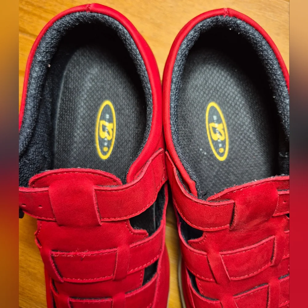 Buffalino‎ Unisex Red Suede Vintage 90's Buckle Sandals - size M8 W 9.5